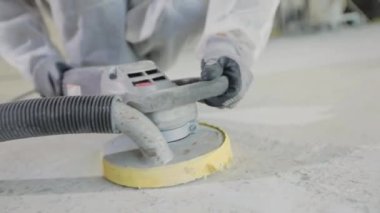 Beton öğütme işlemine yakın çekim. Beton öğütücü. İnşaat alanında beton işleme süreci