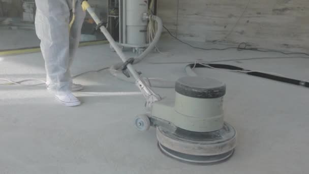 Proceso de procesamiento de hormigón en obra. Primer plano del proceso de molienda de hormigón. Amoladora de hormigón. — Vídeo de stock