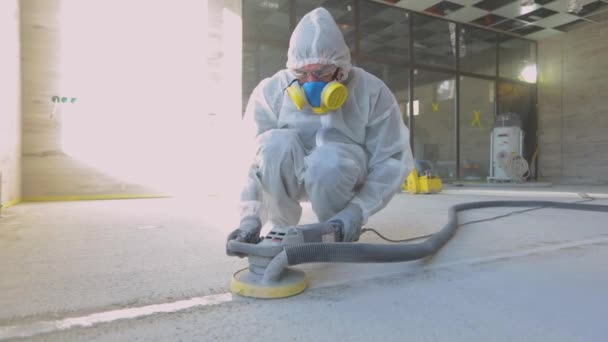 Beton oppervlak slijpen. Bouwvakkers op een bouwplaats. Bouwers poetsen de vloer met speciale apparatuur. — Stockvideo