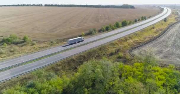 Vista panorámica de la carretera, camiones que conducen a lo largo de la carretera vista superior — Vídeos de Stock