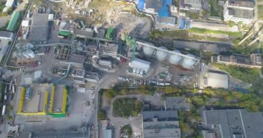 Modern fabrikaları olan sanayi bölgesi. Endüstriyel bölge üzerinde uçuş. Üst görüşü yerleştir. Sarı bitki