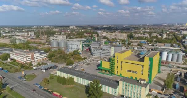 Vola intorno a una fabbrica moderna. Grande pianta gialla moderna vista aerea. Impianto moderno in un esterno giallo — Video Stock