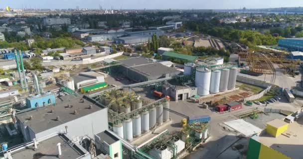 Lítat nad moderní továrnou. Rozpětí nad střechou moderní továrny. Rozpětí nad střechou moderní továrny. — Stock video