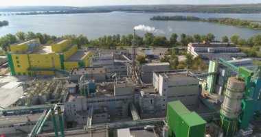 Modern fabrikaları olan sanayi bölgesi. Endüstriyel bölge üzerinde uçuş. Üst görüşü yerleştir. Sarı bitki