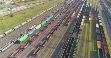 Güneşli havada sanayi demiryolu kavşağı. Yük trenlerinin üzerinden uçuyor. Tren yolu manzaralı..