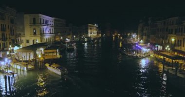 Tekne gece Venedik 'teki Büyük Kanal boyunca ilerliyor. Büyük Kanal, Venedik, İtalya' nın gece çekimi.