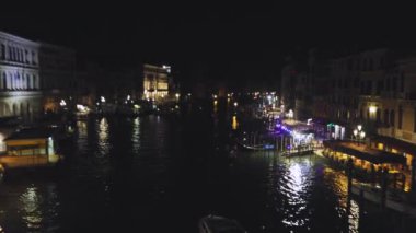 Tekne Venedik 'teki Büyük Kanal boyunca gidiyor. Venedik geceleri, Venedik 'in güzel gece manzaraları, Venedik' in gece kanalları..