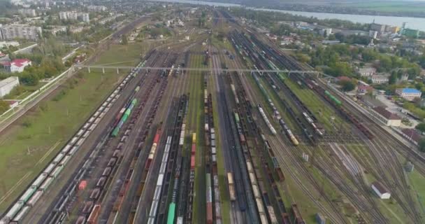 I treni merci si trovano al bivio ferroviario vista dall'alto. Sorvolare un grande incrocio ferroviario. — Video Stock