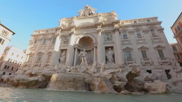 폴리 궁전 (Palazzo Poli) 은 로마에 있는 궁전이다. 로마의 고대 건축 , Trevi Fountain and Palazzo Poli — 비디오