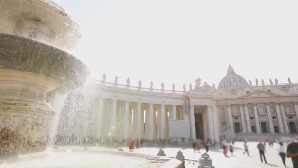 Fuente en la Plaza de San Pedro. Italia, Roma, — Vídeos de Stock