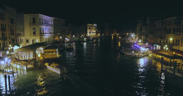 O barco está navegando ao longo do Grande Canal em Veneza à noite, tiro noturno do Grande Canal, Veneza, Itália — Vídeo de Stock