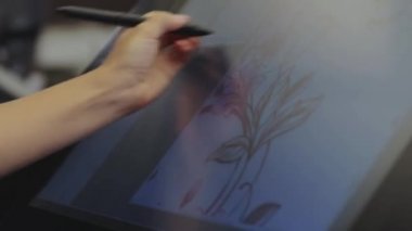 Tasarımcı bir grafik tableti çizer. Etkileşimli kalem ekranıyla çalışıyor. Grafik tableti çiziyorum. Yakın plan. Duvar kağıdı üretimi.