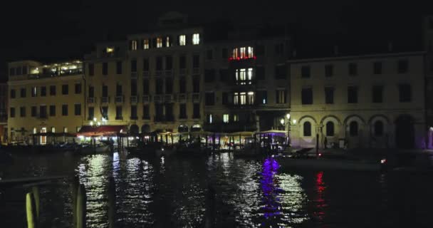 Venedik Kanalı 'nın gece görüntüsü. Venedik, İtalya. Geceleri Venedik — Stok video