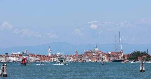 ヴェネツィアの多くのボート。ヴェネツィアの運河のフェリー。ヴェネツィアの水の交通 — ストック動画