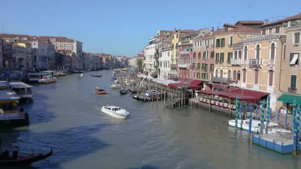 Venise, le Grand Canal. Bateaux naviguant sur le Grand Canal, gondoles dans le Grand Canal — Video