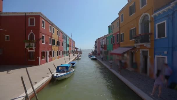 Isla de Burano, la gente camina por las calles del canal de la isla de Burano. Venecia, Italia. — Vídeo de stock