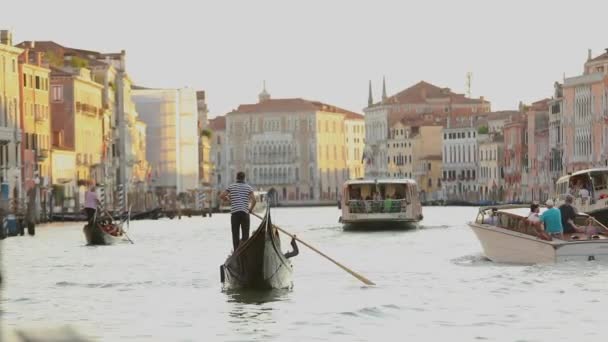 Gôndola com turistas em um grande canal em Veneza. Belo grande canal de Veneza. Gondolier conduz turistas Veneza, Itália. Lugar romântico Veneza — Vídeo de Stock