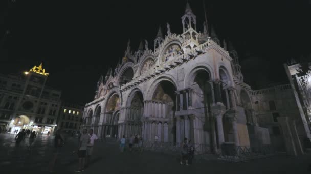 Catedral de San Marcos en la Plaza San Marco de Venecia. Catedral de San Marcos por la noche — Vídeos de Stock