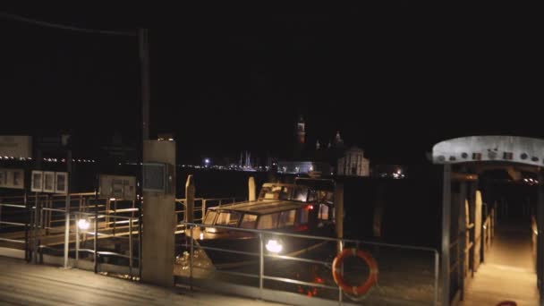 威尼斯的木制码头晚上。威尼斯的码头。威尼斯在夜间没有游客 — 图库视频影像