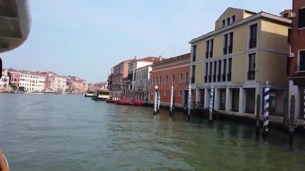 The main canal of Venice. Grand canal venice general plan. Many boats in the Grand Canal — Stock Video