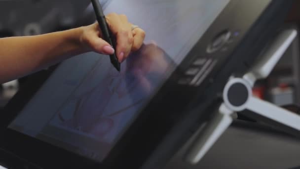 Rysunek na tabliczce graficznej. Projektant rysuje na tablecie graficznym. Praca z interaktywnym wyświetlaczem pióra. zbliżenie. Produkcja tapet. — Wideo stockowe