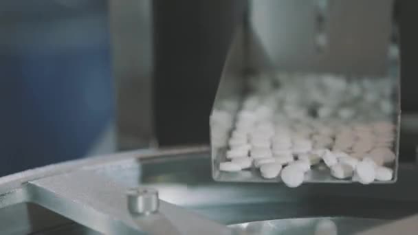 Productie van tabletten close-up. Farmacologische fabriek. Transportlijn voor de productie van tabletten — Stockvideo