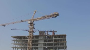 Çok katlı bir konut inşaatı. Kule vinci inşaat alanında tur atıyor. Yapı vinci