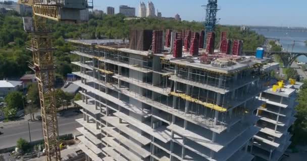 Construcción de apartamentos. Proceso de construcción de una vista aérea del edificio residencial. Construcción de un edificio residencial. — Vídeo de stock