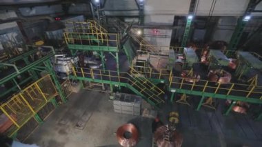 Bakır kablo üretim tesisi, kablo imalat atölyesi içindeki genel plan, endüstriyel iç mimari.