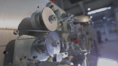 Yakından çalışma mekanizması, fabrikadaki parıltının dönüşü. Kablo üretimi