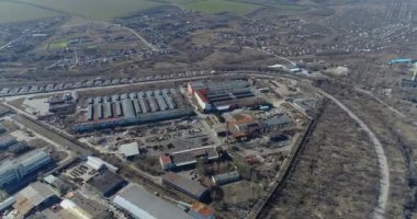 Büyük bir fabrikanın havadan görünüşü. Fabrikanın endüstriyel dış cephesi