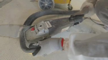 Beton öğütme işlemine yakın çekim. Beton öğütücü. İnşaat alanında beton işleme süreci