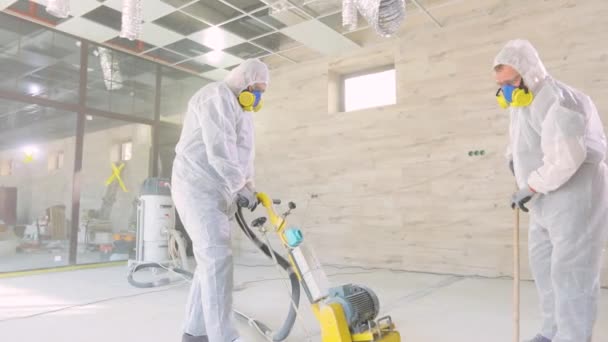 Proceso de trabajo en una obra. Trabajadores profesionales de la construcción. Construcción de locales comerciales — Vídeos de Stock