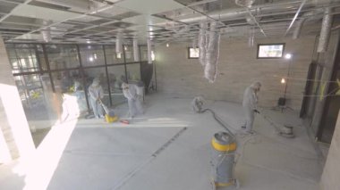 Profesyonel inşaat işçileri. İnşaat alanında çalışma süreci. Perakende satış tesislerinin inşaatı