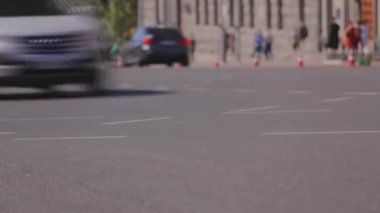 Arabaların gittiği yol. Şehirdeki arabalar. Yoğun şehir trafiği