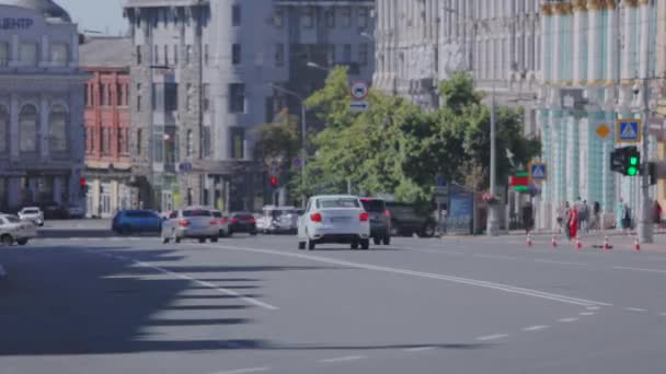 Viele Autos in Zeitrunden. Autoverkehr in der Großstadt. — Stockvideo