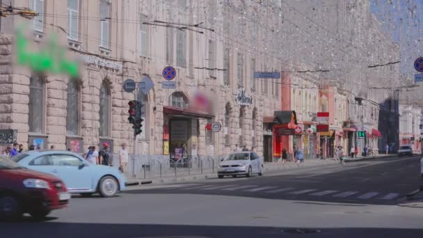 Ambiente urbano. Grande citta '. Persone e auto in una grande città. — Video Stock