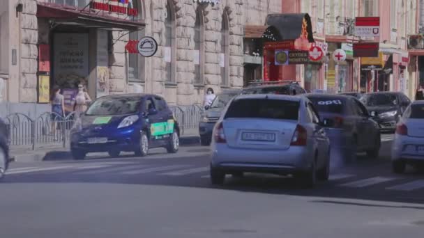 La gente camina por el paso de peatones. Pasarela. Gran ciudad — Vídeo de stock