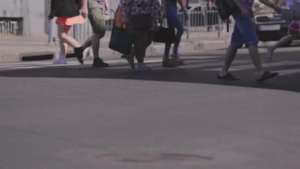 As pessoas caminham ao longo da passadeira. Crosswalk. Cidade grande — Vídeo de Stock