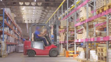 Depoda forklift gezisi. Büyük bir fabrika deposunda forklift.