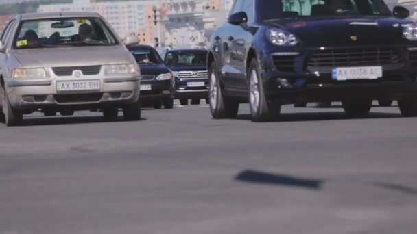 O movimento de carros na cidade de Kharkov. Cruzamentos em Kharkov. Tráfego de automóveis em Kharkov — Vídeo de Stock