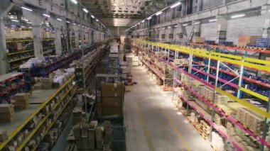 Depodaki işçiler. Depoda insanlar çalışıyor..