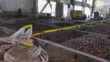 Metal topları olan bir depo, bir değirmen için metal toplar üretimi, yakın plan.