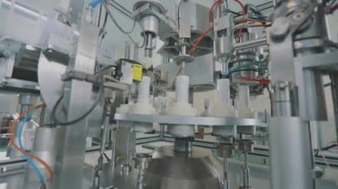 Kremalı modern taşıyıcı. Vücut bakım ürünleri üretimi. Fabrikalar için kozmetik ürünleri üretimi.