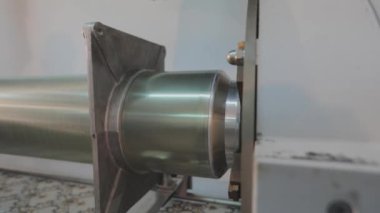 Yeni duvar kağıdı örneklerini kontrol etmek için yakın çekim şaftı. Modern fabrika. Duvar kağıdı üretimi