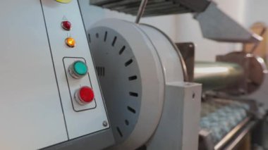 Bir adam torpidodaki düğmelere basıyor, kapat. Beyaz adam el ile düğmeye basıyor. Fabrika süreci duvar kağıtları oluşturur. Duvar kağıtları için oyma oluşturuluyor.