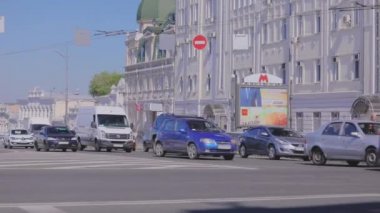 Arabalar yola koyulur. Şehirdeki arabalar. Arabayla geniş yol