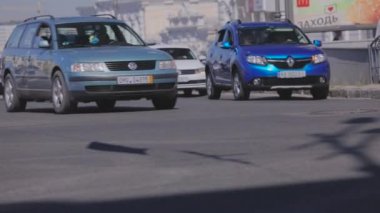 Büyük bir şehirde insanlar ve arabalar. Büyük şehir. Kentsel çevre