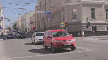 Arabalar kavşakta trafik ışığı ile dururlar. Büyük bir şehirde arabalar.