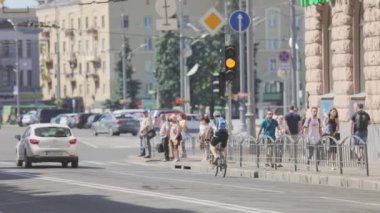Arabalar kavşakta duruyor ve trafik lambasının yeşil ışığını bekliyorlar. Meşgul Kavşak